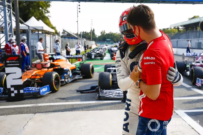 Ganador Pierre Gasly, AlphaTauri, celebra con Charles Leclerc, Ferrari 