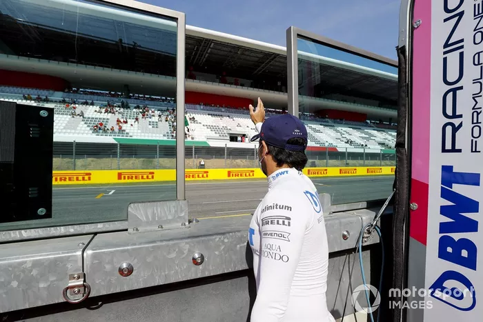 Sergio Perez, Racing Point, saluda a los fans