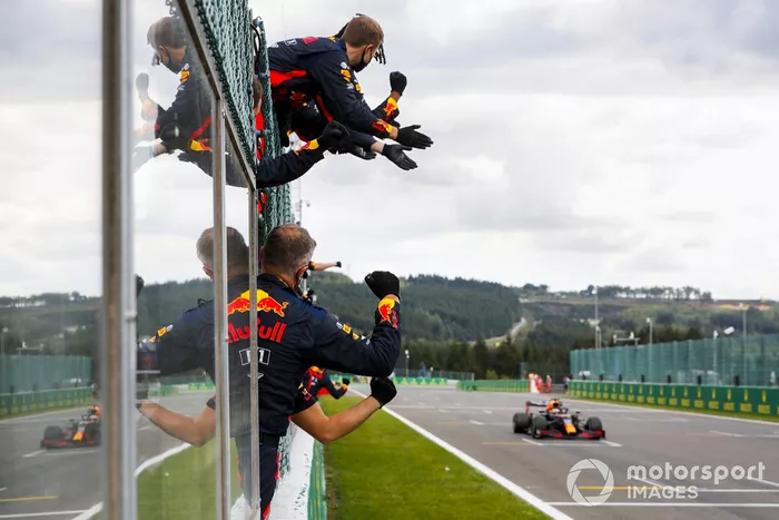 Max Verstappen, el Red Bull Racing RB16 cruza la línea en tercer lugar