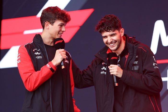Esteban Ocon, Haas F1 Team, Oliver Bearman, Haas F1 Team