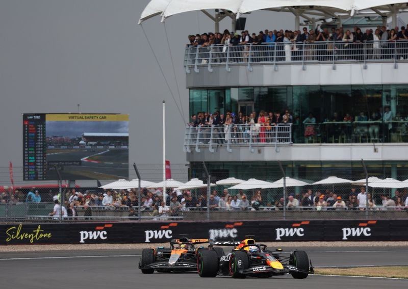 Oscar Piastri, McLaren, Max Verstappen, Red Bull Racing