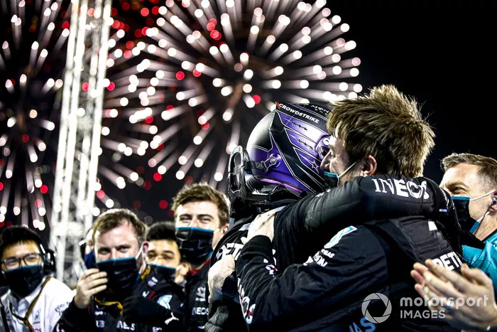 Ganador de la carrera Lewis Hamilton, Mercedes, celebra en Parc Ferme con el equipo