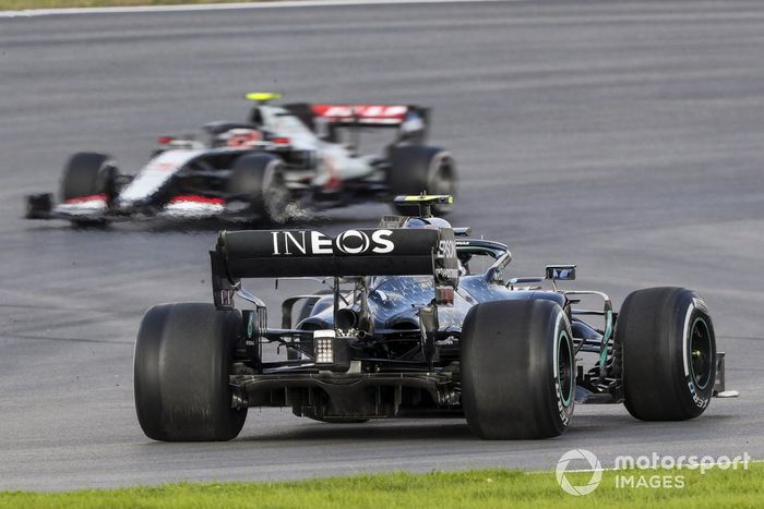 Trompo de Valtteri Bottas, Mercedes F1 W11, delante de Kevin Magnussen, Haas VF-20