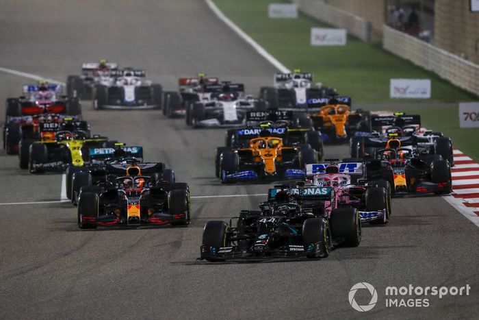 Lewis Hamilton, Mercedes F1 W11, Max Verstappen, Red Bull Racing RB16 and Sergio Pérez, Racing Point RP20 al inicio