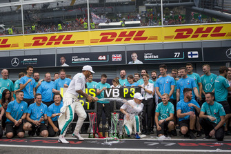 Lewis Hamilton, Mercedes AMG F1 celebrates with Valtteri Bottas, Mercedes AMG F1 and the team and the champagne