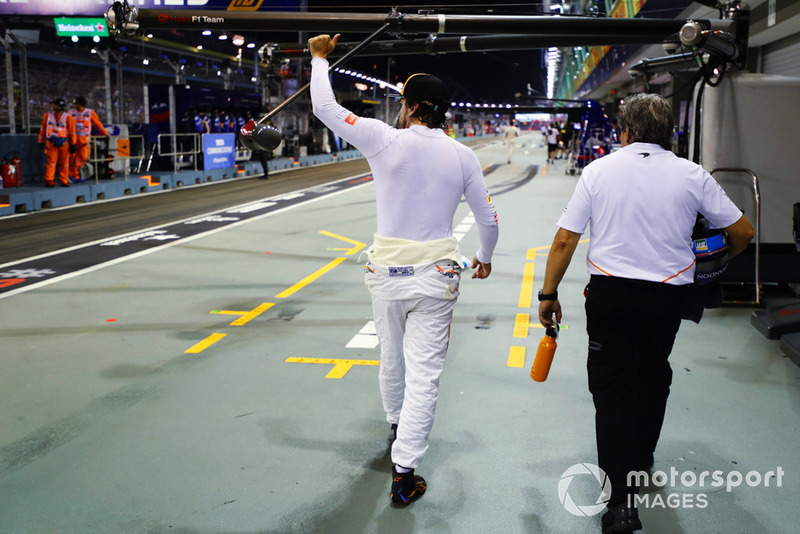 Fernando Alonso, McLaren, saluda a la multitud desde el pit lane