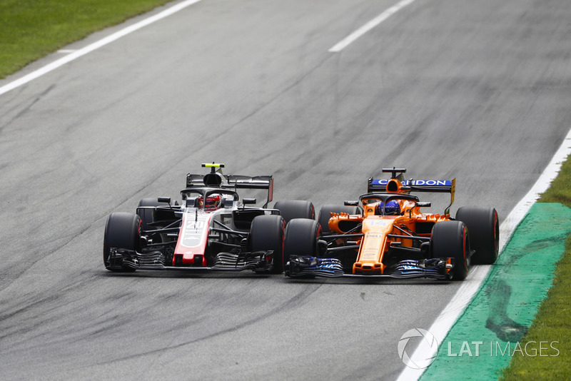 Kevin Magnussen, Haas F1 Team VF-18, e Fernando Alonso, McLaren MCL33, vanno ruota a ruota
