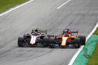 Kevin Magnussen, Haas F1 Team VF-18, e Fernando Alonso, McLaren MCL33, vanno ruota a ruota