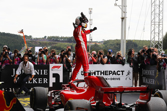 Sebastian Vettel, Ferrari, festeggia la vittoria nel parco chiuso