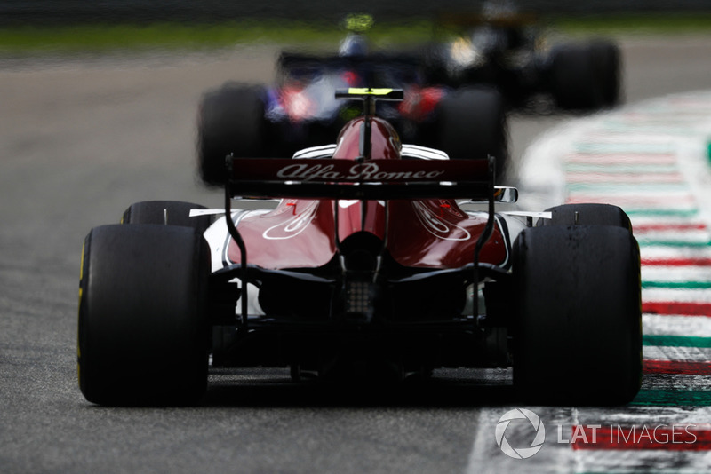 Pierre Gasly, Toro Rosso STR13, Charles Leclerc, Alfa Romeo Sauber C37