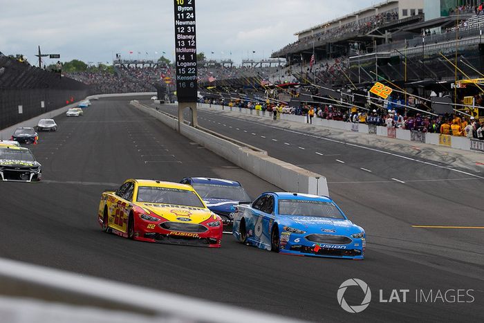Joey Logano, Team Penske, Ford Fusion Shell Pennzoil and Matt Kenseth, Roush Fenway Racing, Ford Fusion Wyndham Rewards