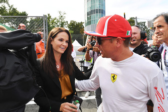 Pole sitter Kimi Raikkonen, Ferrari celebrates in parc ferme with his wife Minttu Virtanen,