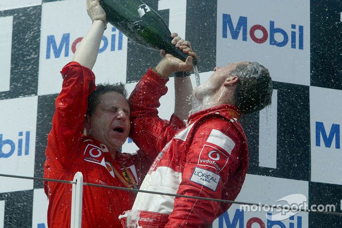 Podio: ganador, Michael Schumacher, Ferrari celebra con Jean Todt, Ferrari