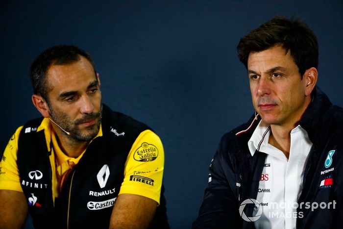 Cyril Abiteboul, Renault Sport F1 Team, y Toto Wolff, Mercedes AMG F1
