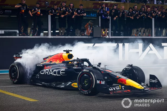 読者が選ぶベストマシン1位：レッドブルRB18