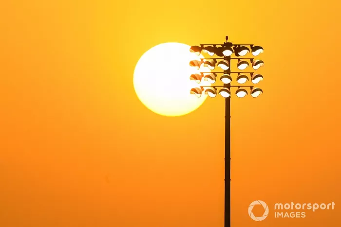 El sol se pone detrás de las luces 