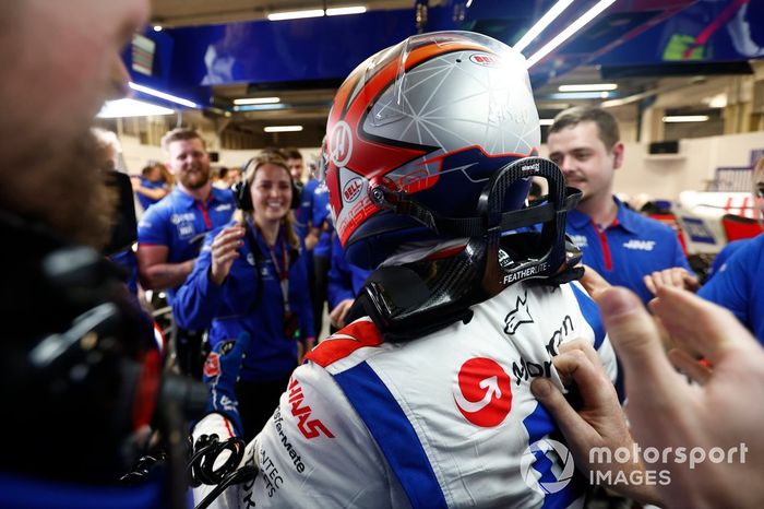 Kevin Magnussen, Haas F1 Team, the Haas F1 team celebrate after securing pole