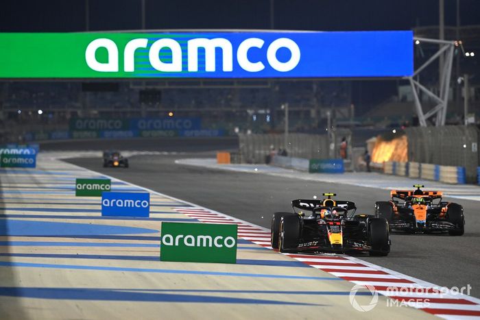 Sergio Pérez, Red Bull Racing RB19, Lando Norris, McLaren MCL60