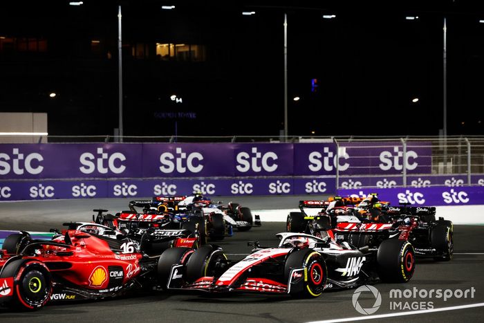 Charles Leclerc, Ferrari SF-23, Nico Hulkenberg, Haas VF-23, Kevin Magnussen, Haas VF-23, Valtteri Bottas, Alfa Romeo C43, el resto de la parrilla en la primera vuelta.