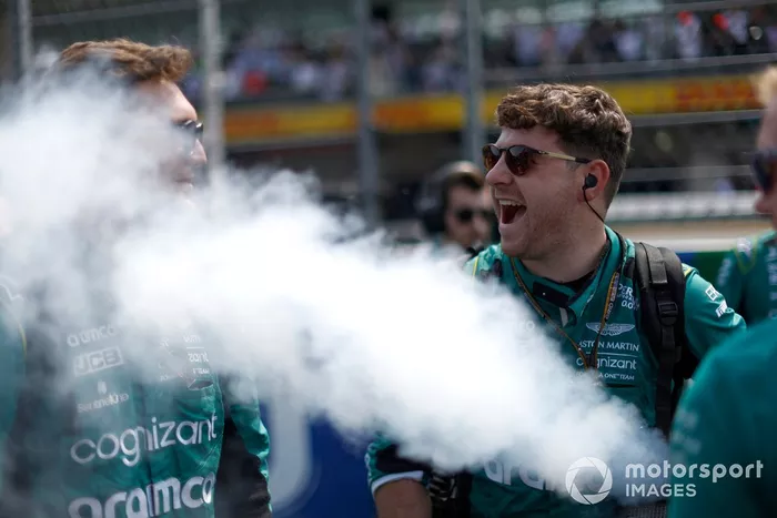 Los mecánicos de Aston Martin en la parrilla