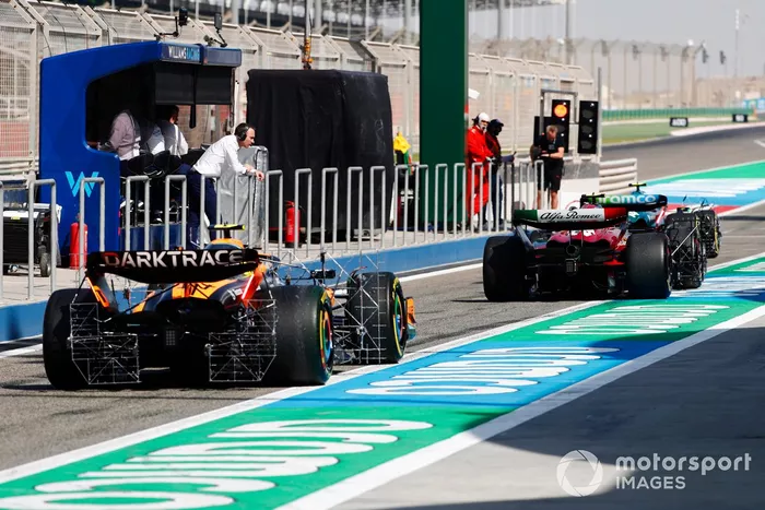 Fernando Alonso, Aston Martin AMR23, Zhou Guanyu, Alfa Romeo C43, Lando Norris, McLaren MCL60, en el pit lane
