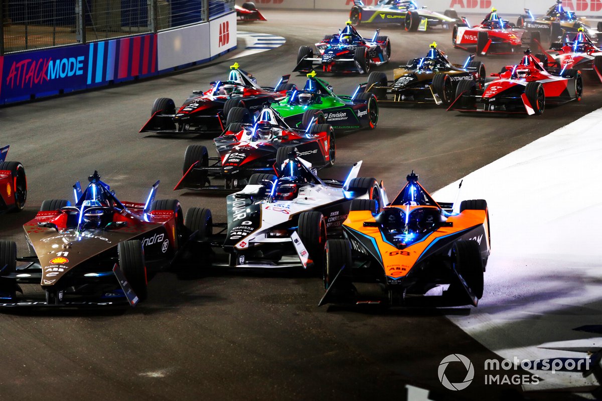 Lucas di Grassi, Mahindra Racing, Mahindra M9Electro, bertarung dengan Mitch Evans, Jaguar Racing , Jaguar I-TYPE 6, Rene Rast, NEOM McLaren Formula E Team, e-4ORCE 04, ahead of Pascal Wehrlein, Porsche, Porsche 99X Electric Gen3, dan seluruh pembalap.