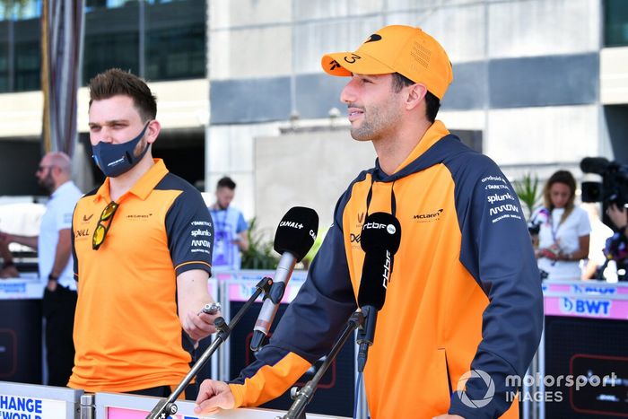 Daniel Ricciardo, McLaren, habla ante los medios