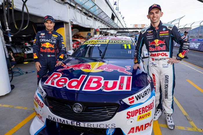 Sergio Pérez, Red Bull Racing con el V8 Supercar de Broc Feeney  