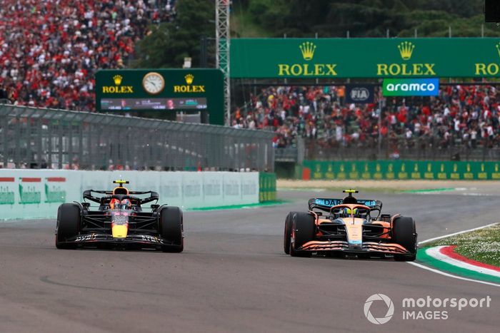 Lando Norris, McLaren MCL36, Sergio Pérez, Red Bull Racing RB18