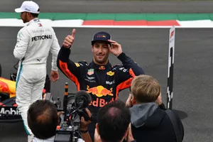 Il poleman Daniel Ricciardo, Red Bull Racing, festeggia nel parco chiuso