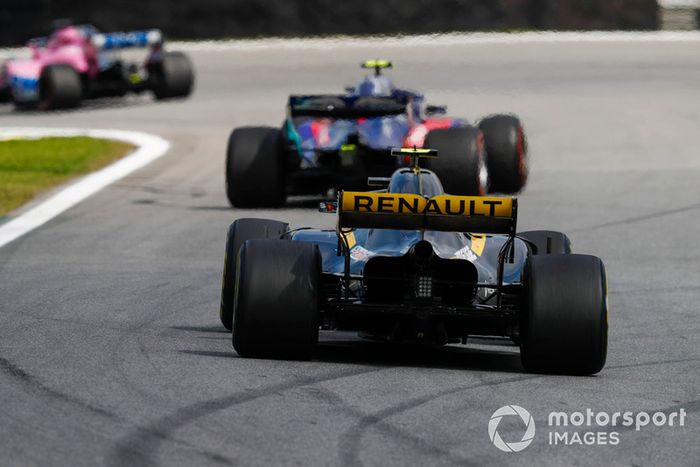 Pierre Gasly, Scuderia Toro Rosso STR13, Carlos Sainz Jr., Renault Sport F1 Team R.S. 18