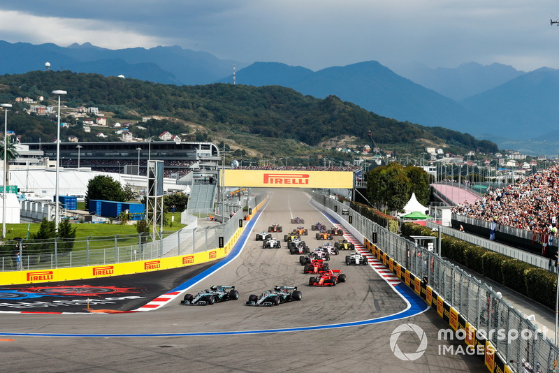 Valtteri Bottas, Mercedes AMG F1 W09, precede Lewis Hamilton, Mercedes AMG F1 W09, Sebastian Vettel, Ferrari SF71H, Kimi Raikkonen, Ferrari SF71H, Kevin Magnussen, Haas F1 Team VF-18, Charles Leclerc, Sauber C37, alla partenza della gara