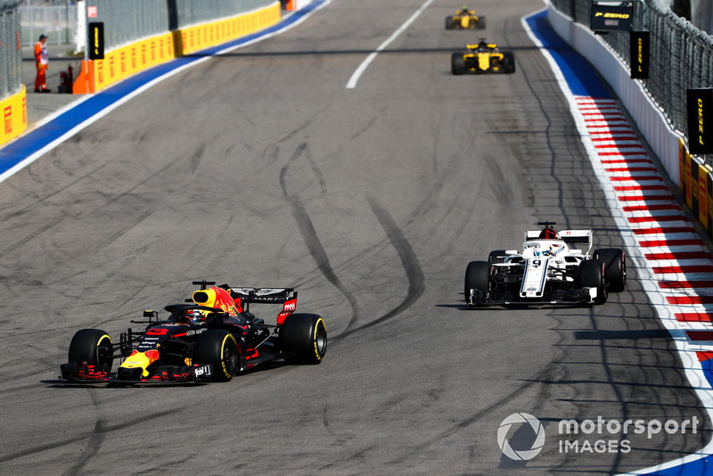 Daniel Ricciardo, Red Bull Racing RB14, leads Marcus Ericsson, Sauber C37