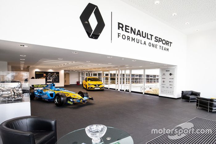 Sala de exhibición  Renault R24