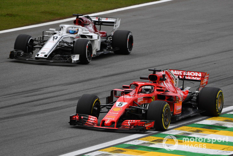 Sebastian Vettel, Ferrari SF71H, Marcus Ericsson, Sauber C37