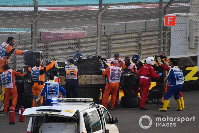L'équipe médicale et les commissaires viennent en aident à Nico Hulkenberg, Renault Sport F1 Team R.S. 18 après son accident du premier tour