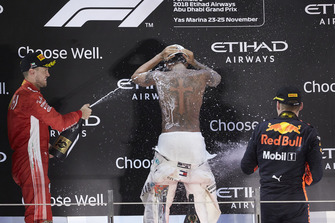 Lewis Hamilton, Mercedes AMG F1, op het podium met Max Verstappen en Sebastian Vettel