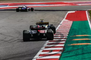 Marcus Ericsson, Sauber C37 et Carlos Sainz Jr., Renault Sport F1 Team R.S. 18 