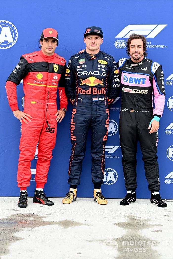 Los tres primeros clasificados Carlos Sainz, Ferrari, el hombre de la pole Max Verstappen, Red Bull Racing, Fernando Alonso, Alpine F1 Team