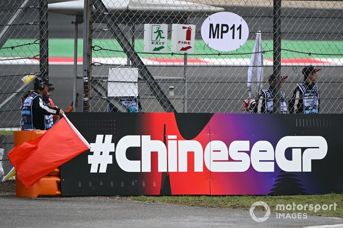 Los comisarios ondean la bandera roja tras un pequeño incendio en la FP1
