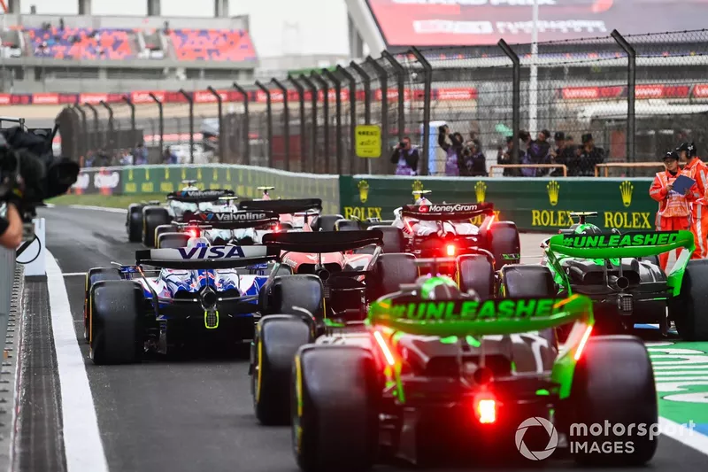 Valtteri Bottas, Kick Sauber C44, Daniel Ricciardo, RB F1 Team VCARB 01, Zhou Guanyu, Kick Sauber C44, Charles Leclerc, Ferrari SF-24, quittent tous la voie des stands.