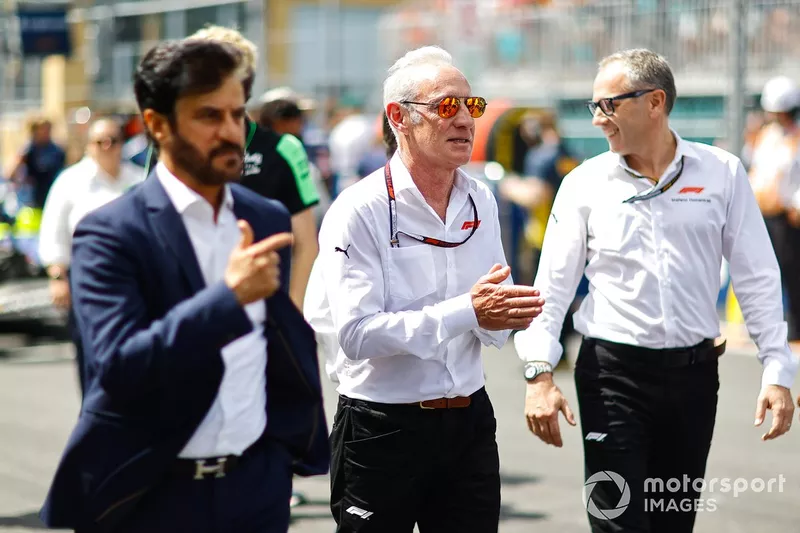 Mohammed Ben Sulayem, président de la FIA, Stefano Domenicali, PDG de Formula One Group, sur la grille de départ