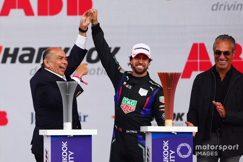Antonio Felix da Costa, deuxième, de l'équipe TAG Heuer Porsche Formula E, célèbre le podium avec Antonio Perez sous le regard de Carlos Slim.