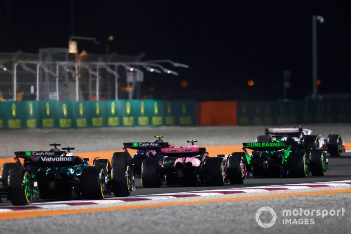 Valtteri Bottas, KICK Sauber C44, Yuki Tsunoda, RB F1 Team VCARB 01, Pierre Gasly, Alpine A524, Lance Stroll, Aston Martin AMR24, el resto de la parrilla en la primera vuelta.