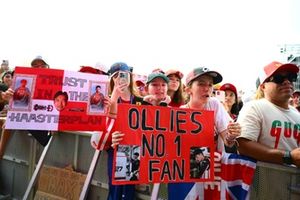 MELBOURNE, AUSTRALIA - MARCH 15: Fans gather for autographs prior to final practice ahead of the F1 Grand Prix of Australia at Albert Park Grand Prix Circuit on March 15, 2025 in Melbourne, Australia. (Photo by Simon Galloway/LAT Images)