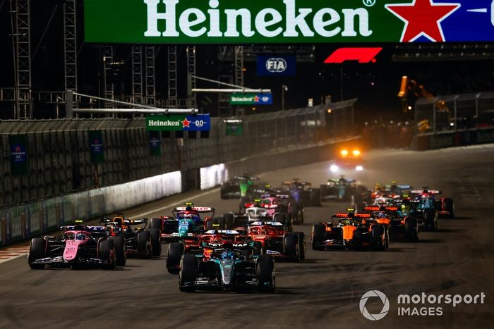 George Russell, Mercedes F1 W15, Carlos Sainz, Ferrari SF-24, Pierre Gasly, Alpine A524, en la salida de la carrera.