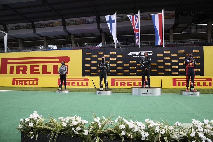 Podio: ganador de la carrera Lewis Hamilton, Mercedes-AMG Petronas F1