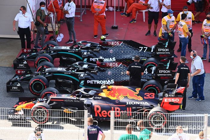 Los monoplazas de Max Verstappen, Red Bull Racing RB16, Lewis Hamilton, Mercedes F1 W11 EQ Performance, Valtteri Bottas, Mercedes F1 W11 EQ Performance, en Parc Ferme