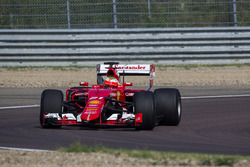 Естебан Гутьєррес, Ferrari, тестує шини Pirelli зразку 2017 року