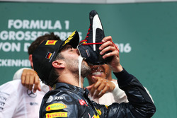 Podium: Daniel Ricciardo, Red Bull Racing drinkt champagne uit zijn schoen op het podium
